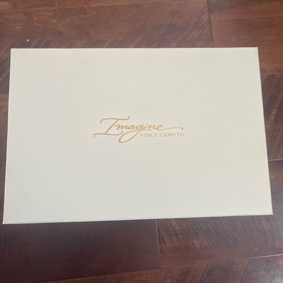 New in Box Vince Camuto Taupe Heel - Picture 7 of 7